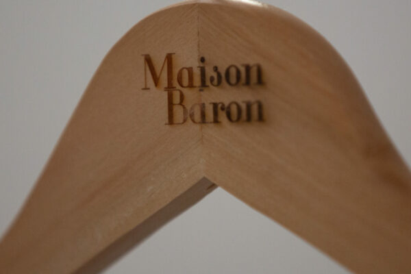 Font de maison Baron imprimée sur un cintre