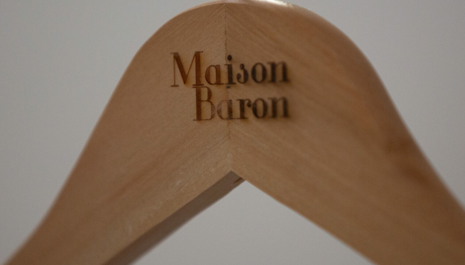 Font de maison Baron imprimée sur un cintre