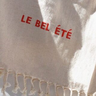 Les détails de l’été sur la Côte d’Azur se retrouvent dans chaque touche de décoration marine, entre bleu azur, bois flotté et coquillages ensoleillés. 🌊⚓️