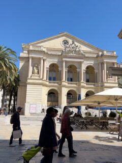 Quelques jours avant le printemps… ☀️
La lumière revient sur la ville,
les terrasses se remplissent,
la mer retrouve ses reflets d’été.